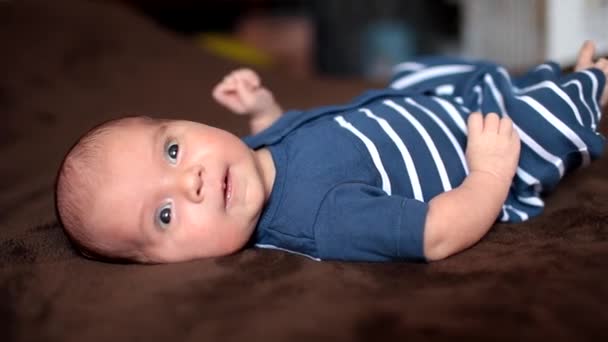 귀여운 2 개월 된 아기 가 일어나 — 비디오