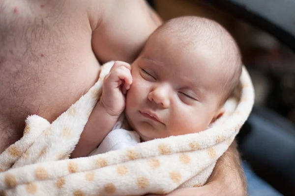 Young father holding his sweet adorable sleeping newborn child — Stock Photo, Image