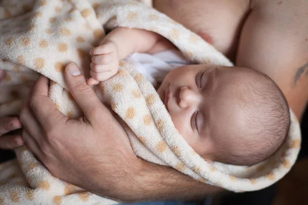 Young father holding his sweet adorable sleeping newborn child — Stock Photo, Image