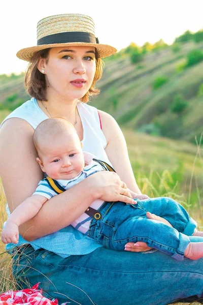 Bebe Papa Maman Images Libres De Droit Photos De Bebe Papa Maman Depositphotos