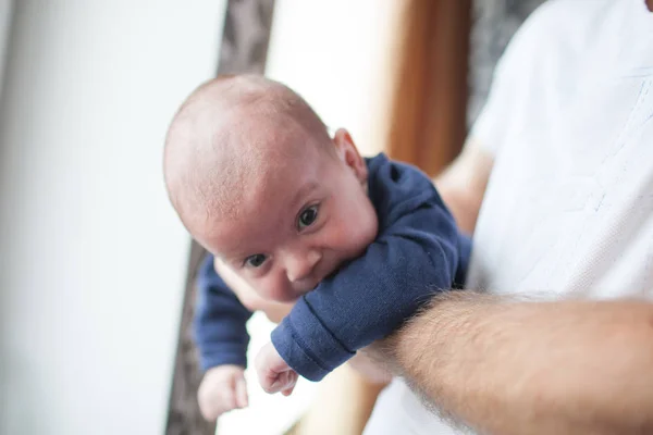 Sød lille baby closeup bedrift af far - Stock-foto