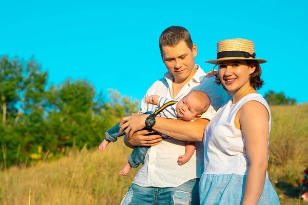 해 가질 때어린 아기와 함께 시간을 보내는 행복 한 가족 — 스톡 사진