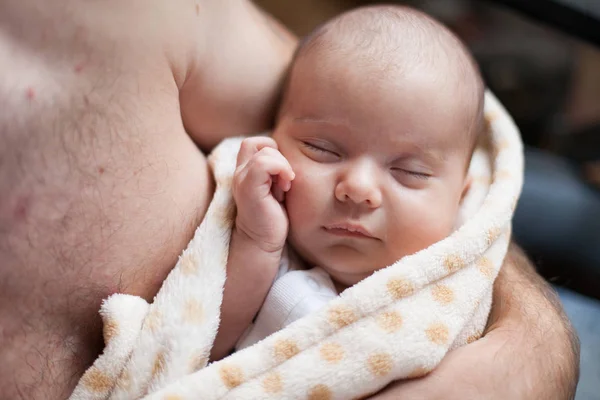 Junger Vater hält sein liebenswertes schlafendes Neugeborenes — Stockfoto