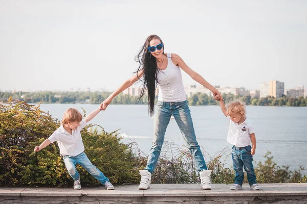Gelukkige familie. Jonge moeder en haar vijf jaar oude zoon tijd buiten doorbrengen op een zomerdag — Stockfoto