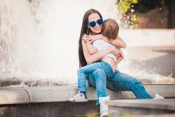 Madre feliz con hijo al aire libre —  Fotos de Stock