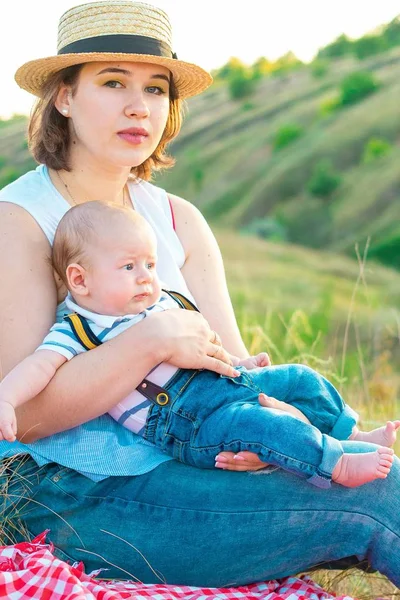 Mom with baby spending time together at sunset, on summer — Stock Photo, Image