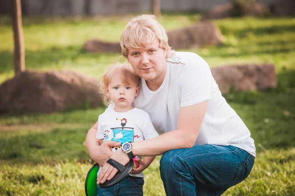 Feliz padre con su pequeño hijo en el parque —  Fotos de Stock