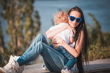 mutlu anne ile oğlu açık