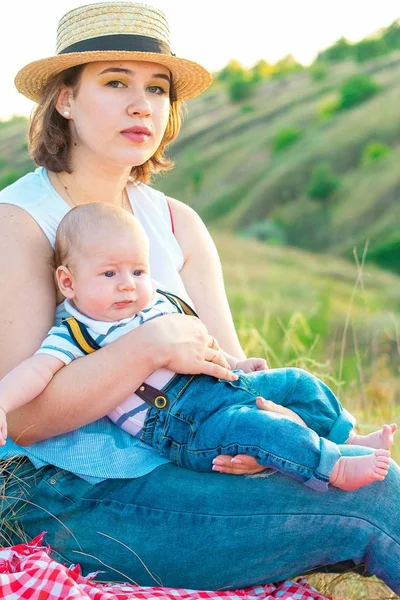 Mamá con el bebé pasando tiempo juntos al atardecer, en verano —  Fotos de Stock