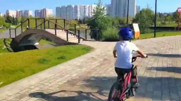 Junge fährt Fahrrad — Stockvideo