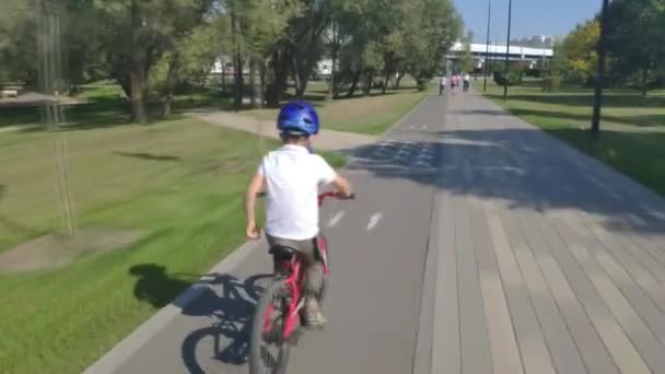 Jongen rijden een fiets — Stockvideo