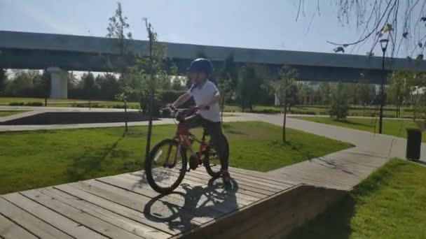 Niño montando una bicicleta — Vídeos de Stock