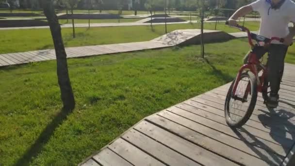 Jongen valt van de fiets — Stockvideo