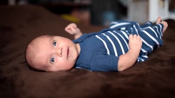 Симпатичный двухмесячный ребенок просыпается — стоковое видео