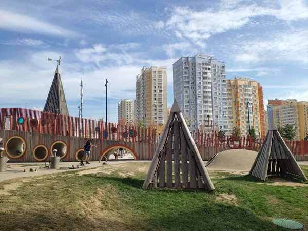 Distretto con parco giochi per bambini a Mosca. Edifici residenziali — Foto Stock