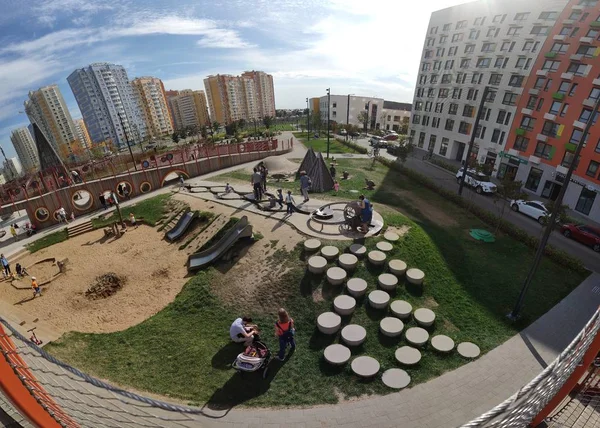 Distrito con parque infantil en Moscú. Edificios residenciales Imagen de stock