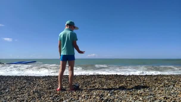 Bambino che gioca sulla spiaggia — Video Stock