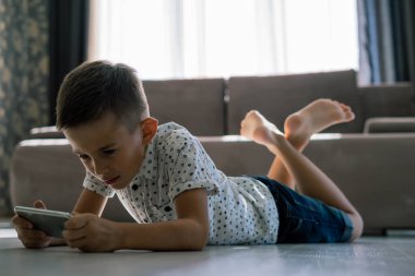 Akıllı telefondan oyun oynayan çocuk