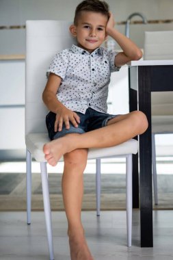 Evdeki 6 yaşındaki çocuğun portresi.