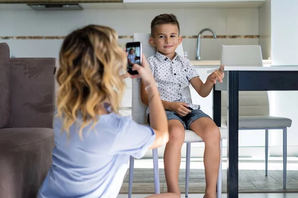 Mother taking photo by smartphone — Stock Photo, Image