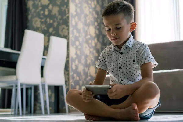 Boy playing game on smartphone — Stock Photo, Image