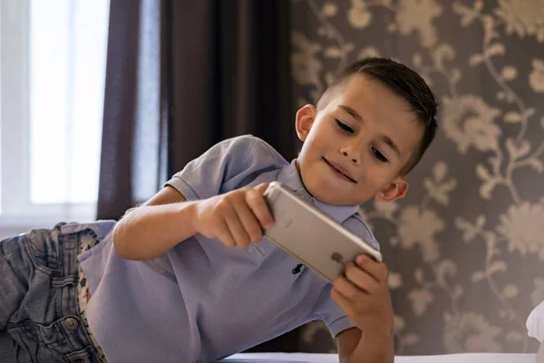 Boy playing game on smartphone — Stock Photo, Image