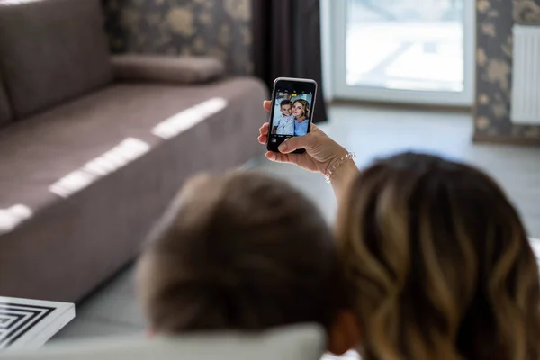 Anne oğul akıllı telefondan selfie çekiyor. — Stok fotoğraf