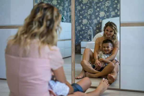 Feliz madre con hijo en casa. —  Fotos de Stock