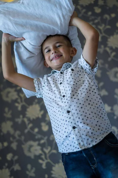 6 years old boy playing pillow fight game — Stock Photo, Image