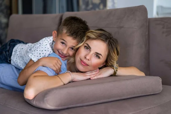 Feliz madre con hijo en casa. —  Fotos de Stock