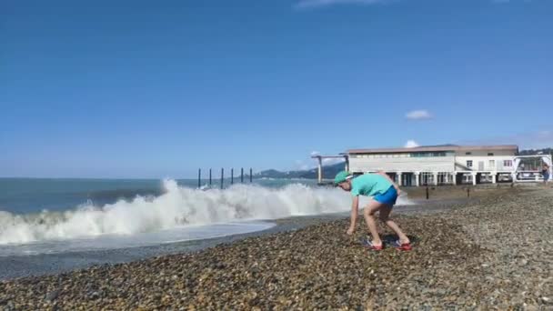 Dziecko bawiące się na plaży — Wideo stockowe