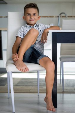 Evdeki 6 yaşındaki çocuğun portresi.