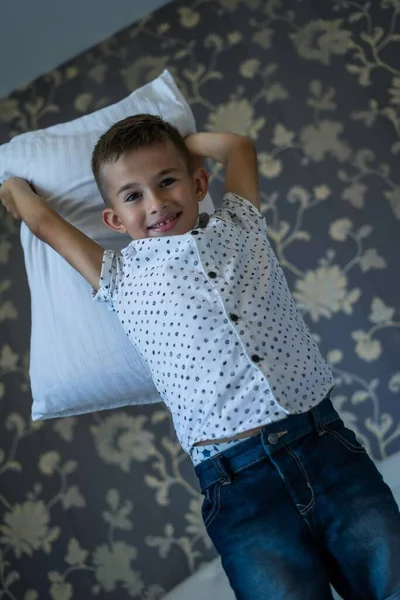 6 years old boy playing pillow fight game — Stock Photo, Image