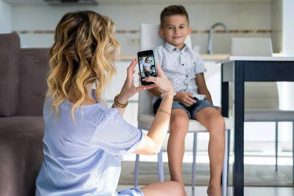 Madre tomando fotos por teléfono inteligente —  Fotos de Stock