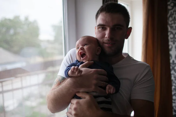 Padre sosteniendo a su pequeño bebé —  Fotos de Stock