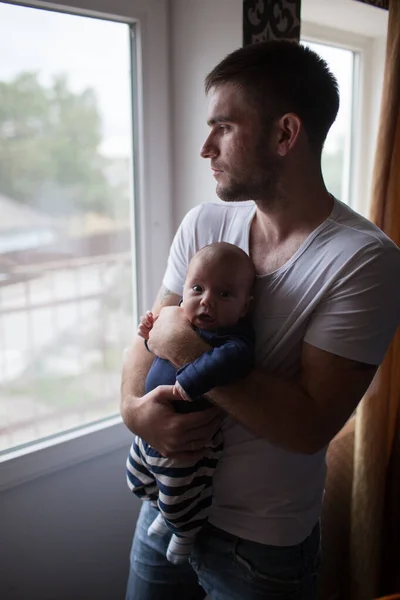 Otec drží své děťátko — Stock fotografie