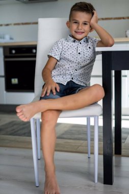 Evdeki 6 yaşındaki çocuğun portresi.