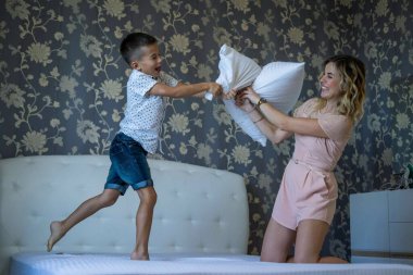 Mutlu anne ve oğul evde..