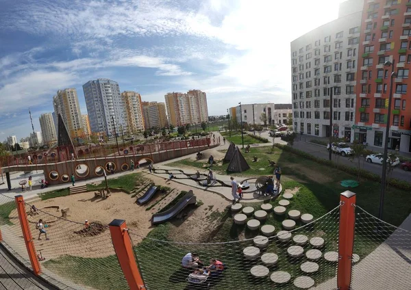 Район с детской игровой площадкой в Москве. — стоковое фото