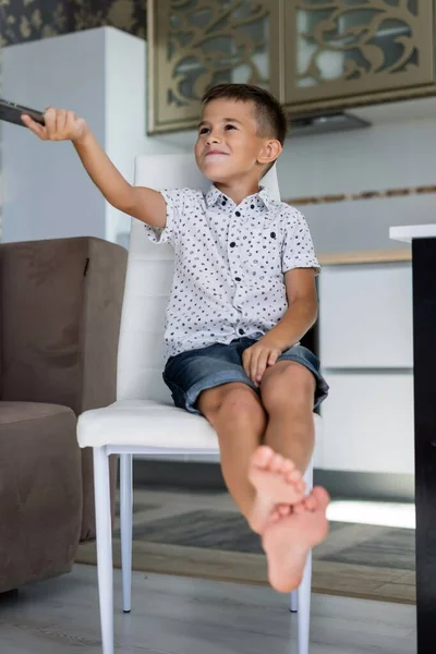 Retrato de niño de 6 años en casa —  Fotos de Stock