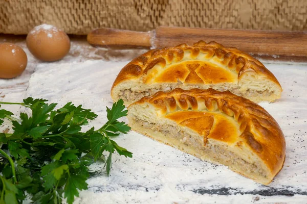 Pastel en el tablero de cocina —  Fotos de Stock