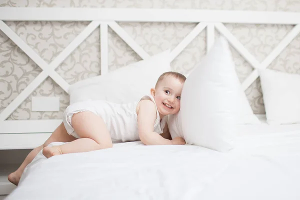 Bonito menino na cama — Fotografia de Stock