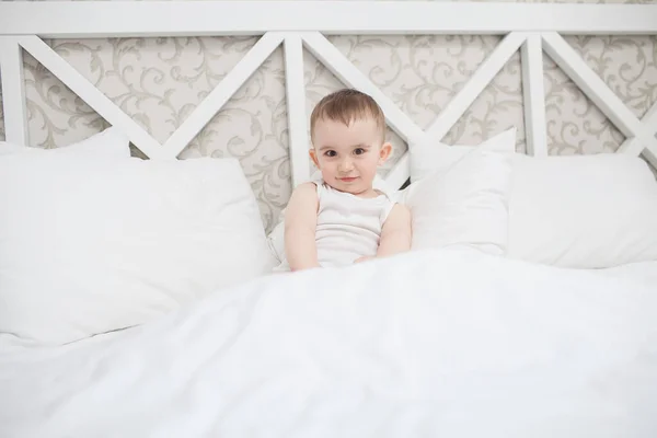 Carino bambino ragazzo in letto — Foto Stock