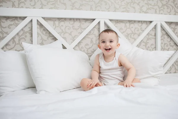 Słodkie dziecko chłopiec w łóżko — Zdjęcie stockowe