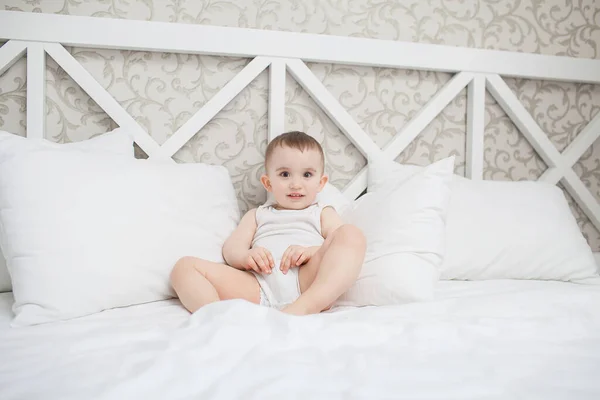 Carino bambino ragazzo in letto — Foto Stock