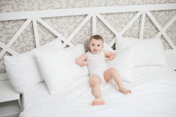 Carino bambino ragazzo in letto — Foto Stock