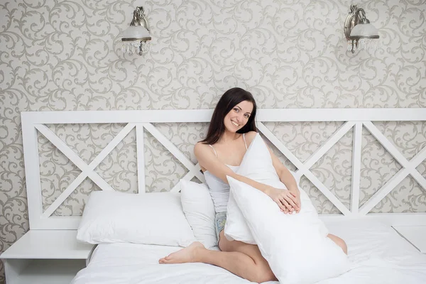 Mulher bonita na cama branca — Fotografia de Stock