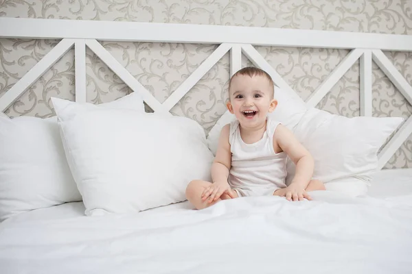 Bébé garçon mignon au lit Images De Stock Libres De Droits