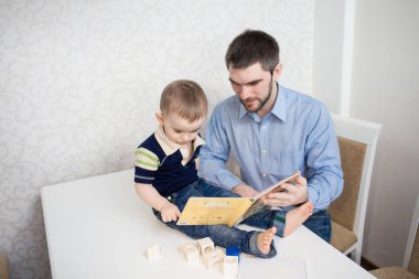 Blokları olan sevimli bir erkek bebek.