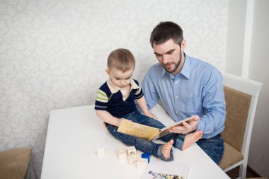 Blokları olan sevimli bir erkek bebek.